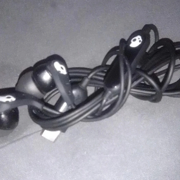 Skull candy wired earbuds w/C cord - Picture 2 of 7